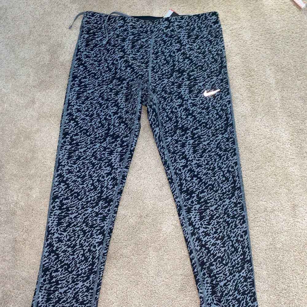 Nike Essential Tight Fit Leggings